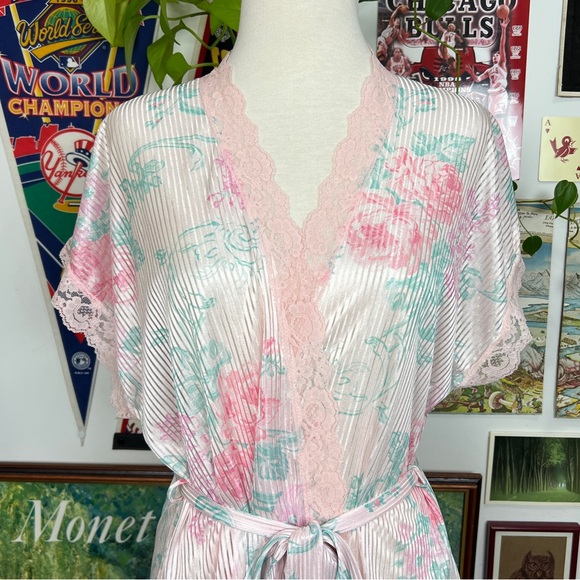 Vintage Floral Robe - Picture 2 of 7
